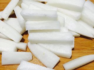 4、酱萝卜,再切成条形状