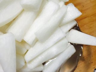 7、酱萝卜,20分钟后再把水倒出,用手挤一下