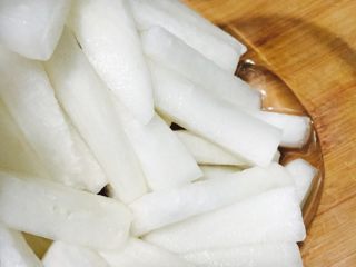 9、酱萝卜,20分钟后再把水倒出,用手挤一下白萝卜