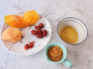 1、红薯南瓜粥,准备好材料