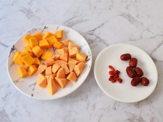 3、红薯南瓜粥,将南瓜、红薯分别去皮洗净切成小丁块，红枣和枸杞洗净备用