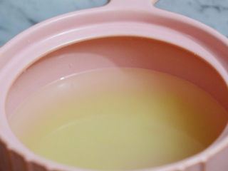 4、红薯南瓜粥,将淘洗好的小米放入砂锅中，加入清水