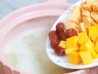 5、红薯南瓜粥,大火烧开后，加入南瓜、红薯、红枣