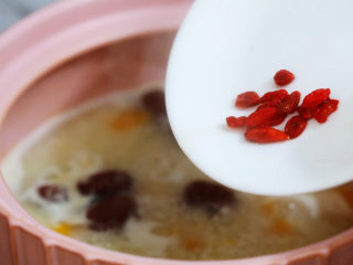 7、红薯南瓜粥,等南瓜、红薯、小米煮至软糯熟透后，加入枸杞