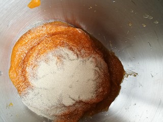 1、金苹果馒头（肉松包）,南瓜去皮蒸熟捣成南瓜泥，等南瓜泥放凉至稍微还有点温的时候，加入酵母。注意????南瓜泥的温度不能高了，不然会把酵母君给烫死的。南瓜泥的用量也要根据实际情况适当增减。