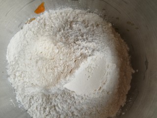 2、金苹果馒头（肉松包）,然后加入面粉和成面团。