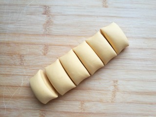 4、金苹果馒头（肉松包）,将揉匀后的面团分割成自己觉得合适的大小，我分成了每个45克。