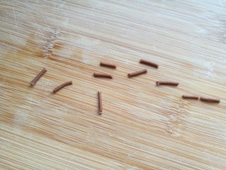 8、金苹果馒头（肉松包）,咖啡色面团搓成细条，切成小段当苹果把。