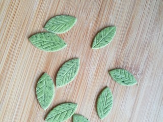 10、金苹果馒头（肉松包）,在叶子上压出叶脉。