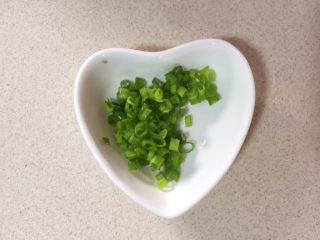 2、溏心云朵鸡蛋,香葱洗净切碎