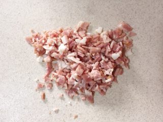 3、溏心云朵鸡蛋,培根切细碎待用