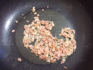 4、溏心云朵鸡蛋,起锅刷上油，将培根煎熟