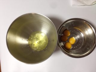 5、溏心云朵鸡蛋,接着将鸡蛋的蛋清和蛋黄分离，蛋黄别弄破哦