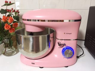 6、溏心云朵鸡蛋,将蛋清倒入面桶中，开启厨师机6档打蛋功能