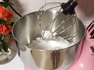 7、溏心云朵鸡蛋,将蛋清打至硬性发泡有直立尖角即可