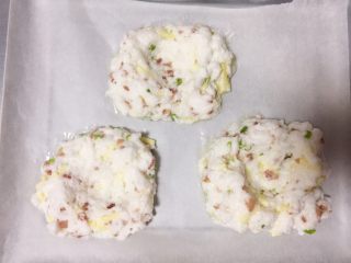 8、溏心云朵鸡蛋,将香葱、培根、芝士碎倒入打好的蛋清中翻拌均匀，然后分成4份勺入烤盘中，最好用金盘哦，中间挖一个凹形