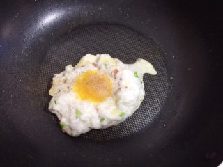 10、溏心云朵鸡蛋,做法2：没有烤箱的小伙伴可直接用平底锅哦。只需要将平底锅刷上一层油，勺入蛋白整好造型，在锅沿淋入半勺清水，盖上锅子中小火约焖煎5分钟，然后勺入一整颗蛋黄再焖煎4分钟，起锅后撒盐和黑胡椒即可。