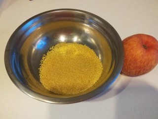 2、苹果小米粥,主要食材小米，苹果。