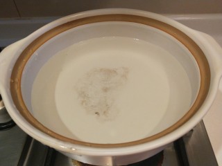 3、苹果小米粥,我用的砂锅，加入清水烧开。