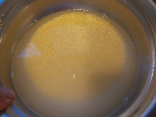 4、苹果小米粥,小米洗干净倒出水。