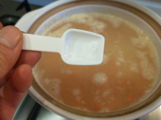 5、苹果小米粥,倒入砂锅加少许食用碱。