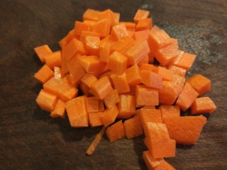 6、苹果小米粥,胡萝卜切小丁。