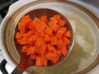 7、苹果小米粥,一勺的量即可