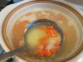 8、苹果小米粥,倒入锅中一起煮。