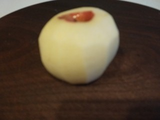 9、苹果小米粥,这会儿可以把苹果去皮洗干净。