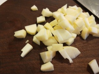 11、苹果小米粥,在切成小块。