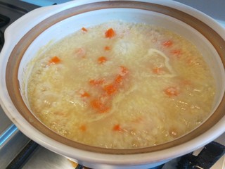 12、苹果小米粥,小米粥熬制粘稠。