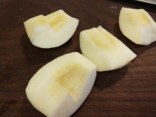 10、苹果小米粥,切成四块去核。