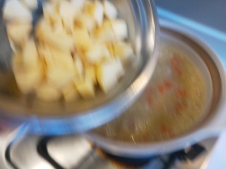 13、苹果小米粥,在倒入苹果。