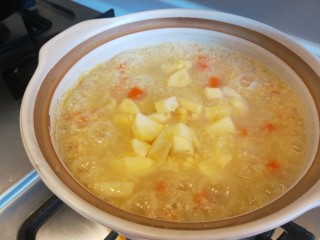 14、苹果小米粥,苹果倒入在一起熬制10分钟。