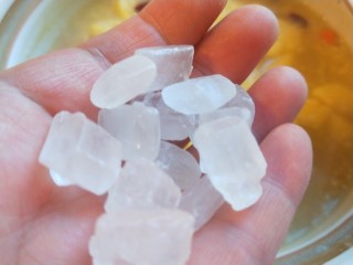 15、苹果小米粥,加入适量冰糖。