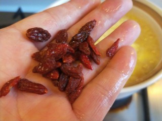 16、苹果小米粥,加入适量枸杞。