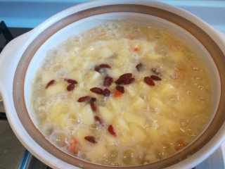 17、苹果小米粥,在一起熬制完全熟即可。