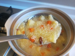 18、苹果小米粥,熬粥要粘稠度好吃，也不要太稠了。