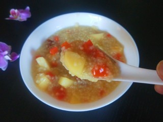 19、苹果小米粥,加入胡萝卜更好吃。