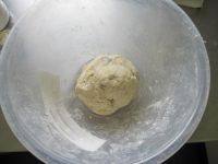 6、迷你黄金薯饼,慢慢加面粉揉成不粘手的面团，醒一会