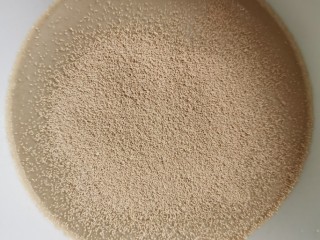 2、花样馒头之腊肠卷、小刺猬,酵母放在温水里搅拌均匀，放进泡打粉再次搅拌。