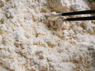3、花样馒头之腊肠卷、小刺猬,把混合好的酵母泡打粉倒入面粉里搅拌，干了就加点温水。