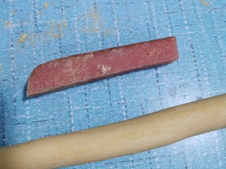 6、花样馒头之腊肠卷、小刺猬,发面成功，排气揉搓后取一小面团搓成长条。