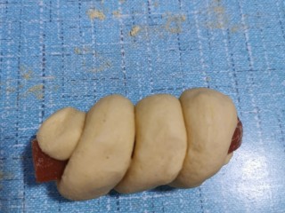7、花样馒头之腊肠卷、小刺猬,卷在准备好的火腿肠上，腊肠卷就做好了。