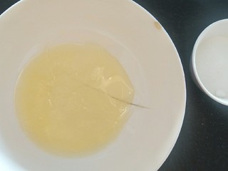 5、脆皮巧克力蛋糕卷,拿出微微结冰的蛋白分次细砂糖。 冷冻获得蛋白可以更好的包住气泡。