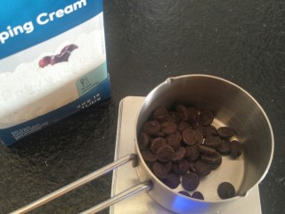 12、脆皮巧克力蛋糕卷,加入30克巧克力。加入30克淡奶油。