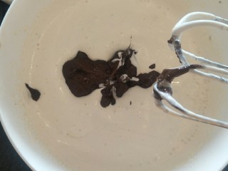 15、脆皮巧克力蛋糕卷,打六分发后倒入刚刚的甘纳许,