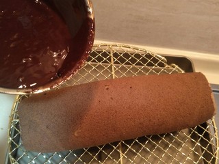 23、脆皮巧克力蛋糕卷,把蛋糕纸从冰箱拿出来后倒入巧克力液