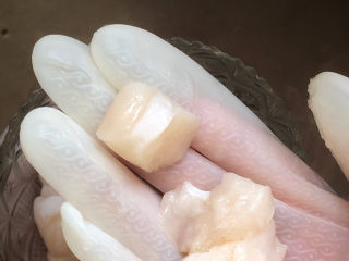 2、干贝海鲜粥,干贝去掉筋膜,洗净