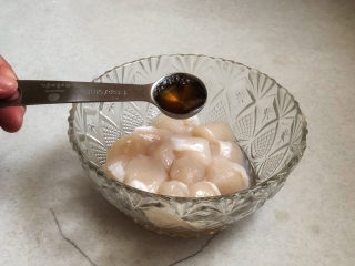 3、干贝海鲜粥,加入五克料酒去腥增香